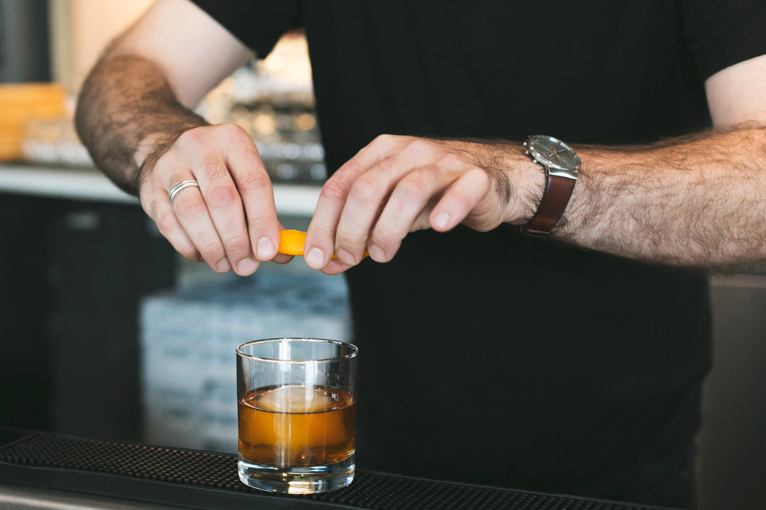 Kelner w Port Puck Distillery przygotowuje drinka z rumem