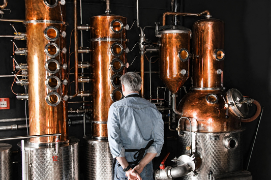 Miedziana aparatura destylacyjna i destylator w Port Puck Distillery