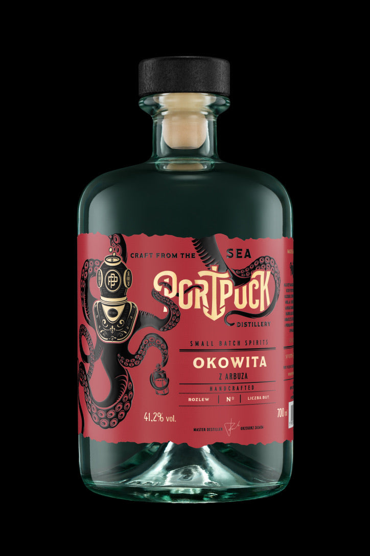 Butelka rzemieślniczej Okowity z Arbuza z Port Puck Distillery na czarnym tle